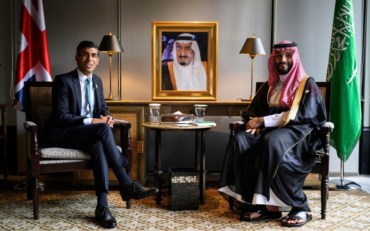 UK and Saudi officials in high-level bilateral meetings demonstrating trust-building and protocol in B2B negotiations